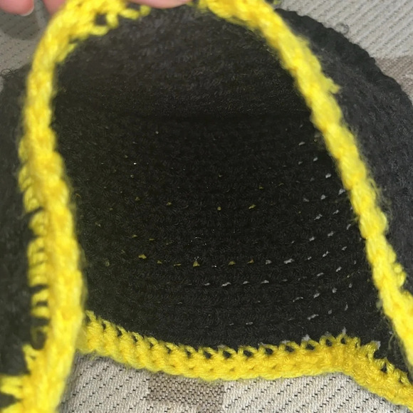 Batman hand knit crocheted winter beanie hat, 3-5 yrs - Picture 10 of 11